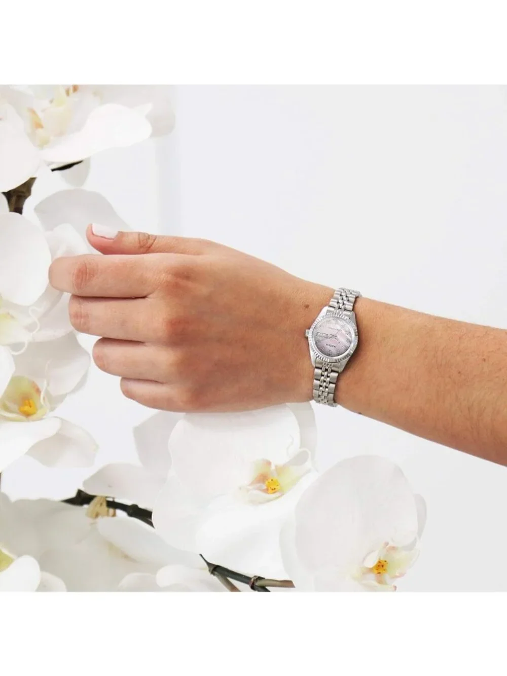 Elegant Crystal Accented Women's Bracelet Watch - Stylish & Versatile Timepiece